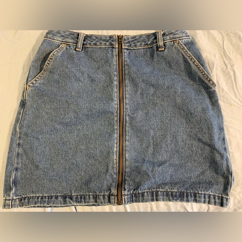 Jean skirt with zipper in front